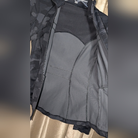 Women's Lululemon DEFINE jacket size 4. - Picture 4 of 11